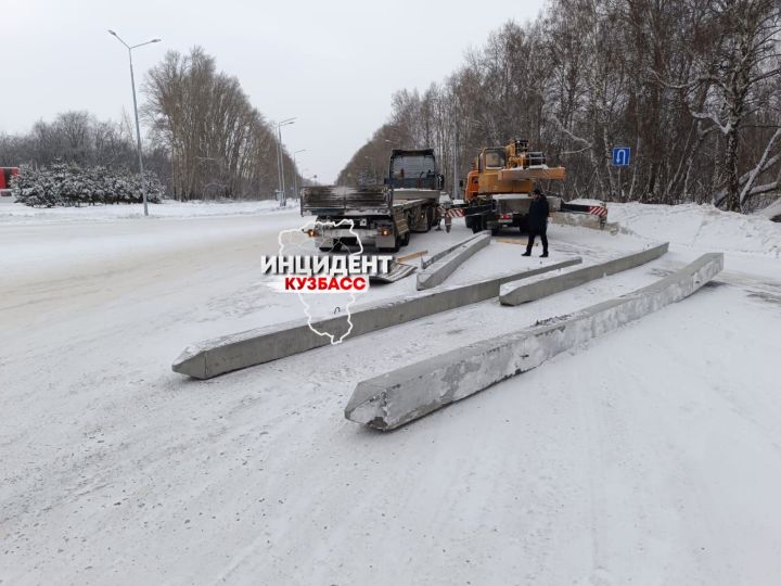 Упавшие на дорогу бетонные сваи заблокировали автодорогу в Кемерове