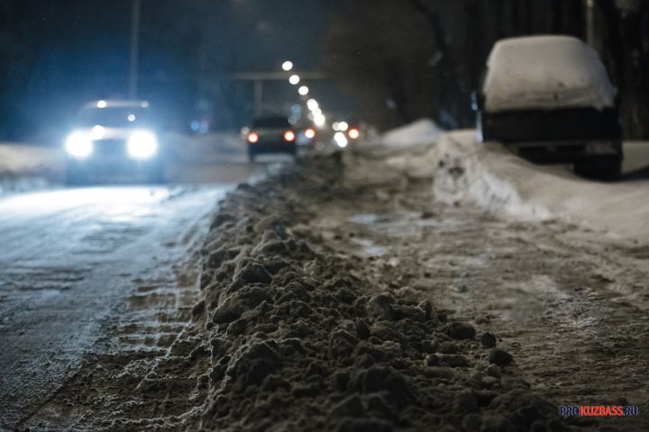 Кузбасский город оказался завален черным снегом