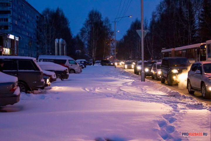 Восьмибалльные пробки сковали центр Кемерова в пятницу вечером 