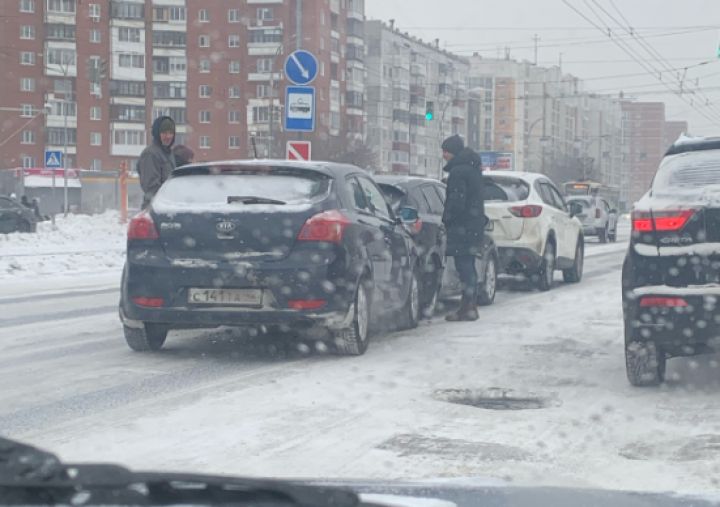 Легковушка оказалась зажата между машинами в результате ДТП на проспекте в Кемерове