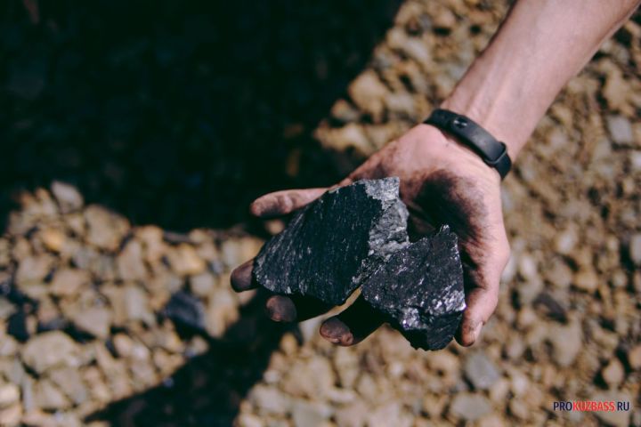 Добыча угля в Кузбассе продолжила стремительно падать