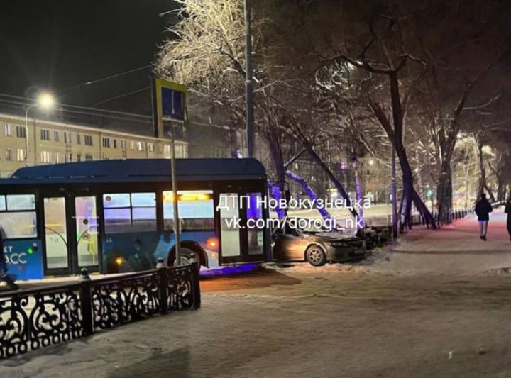 Автобус в Новокузнецке вмял легковушку в ограждение у дороги