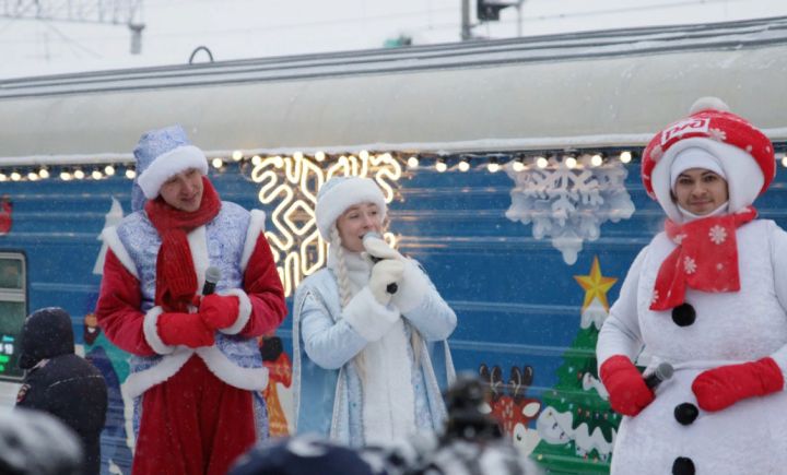 Поезд Деда Мороза совершил остановку в Кемерове