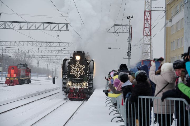 Праздник на перроне: кемеровчане встретили поезд Деда Мороза в преддверии Нового года