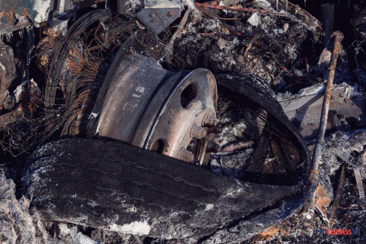 Mercedes загорелся посреди улицы в Новокузнецке