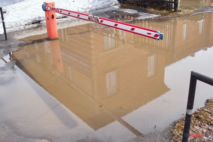 Вода затопила улицу в центре Новокузнецка из-за прорыва трубы
