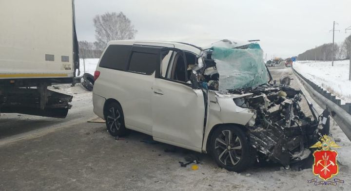 Правохранители перекрыли трассу в Кузбассе из-за смертельного ДТП с грузовиками