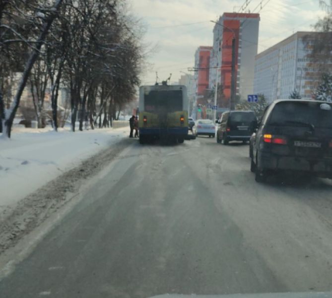 «Отвалилось колесо»: очевидцы сообщили о поломке троллейбуса на перекрестке в Кемерове