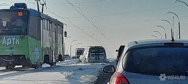 Машина приставов вылетела с дороги на мосту в Кемерове