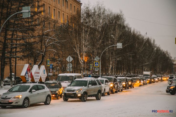 Пробки на дорогах в Кемерове достигли девяти баллов