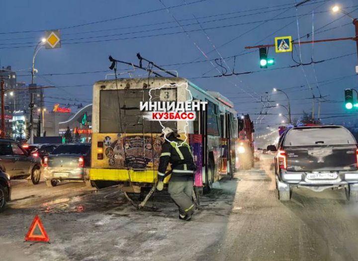 Пожарные и правоохранители съехались к неисправному троллейбусу у цирка в Кемерове