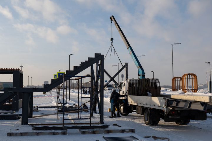 Специалисты приступили к созданию пешеходного моста над катком в Кемерове