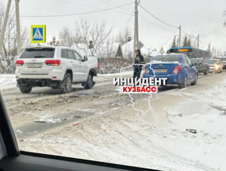 ДТП под Кемеровом создало препятствия для проезда машин в обе стороны