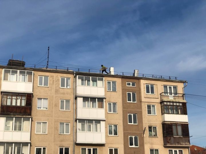 Рабочие в Кемерове подвергли свои жизни опасности на краю крыши