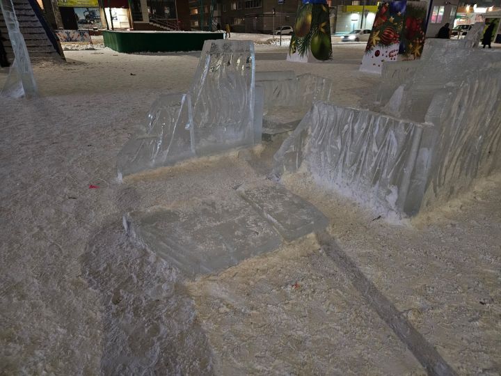 Вандалы разгромили ледовый лабиринт для детей на кемеровском Южном