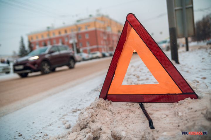 Соцсети: перебегавшая дорогу девушка-пешеход погибла в результате ДТП в Новокузнецке