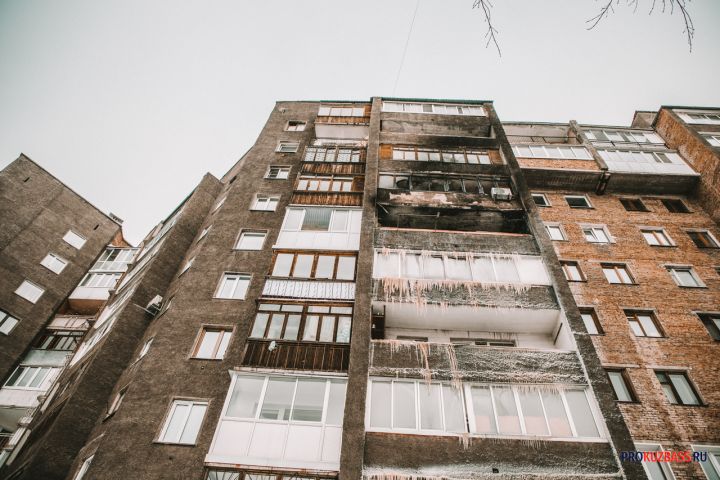Десять человек эвакуировались из горящей девятиэтажки в Кемерове