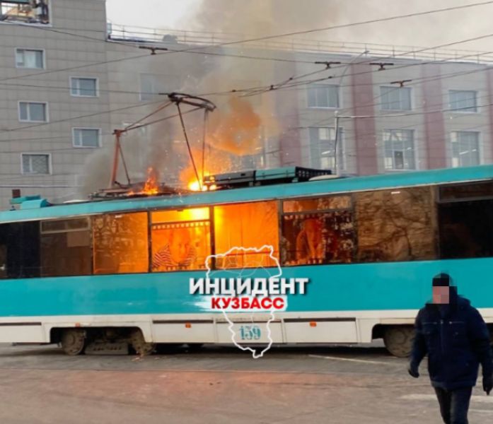 МЧС прокомментировало возгорание трамвая на перекрестке в Кемерове