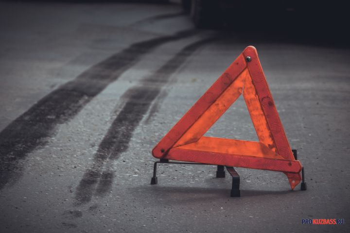 Пассажир иномарки пострадала в жестком ДТП в кузбасском городе