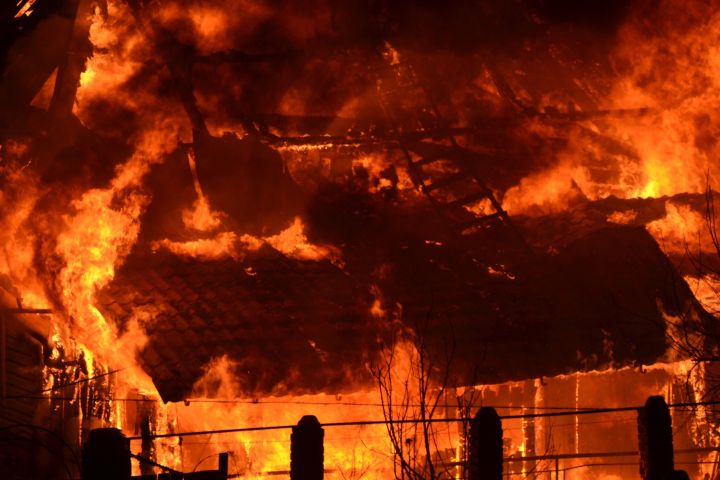 Огонь охватил частный жилой дом в Белове