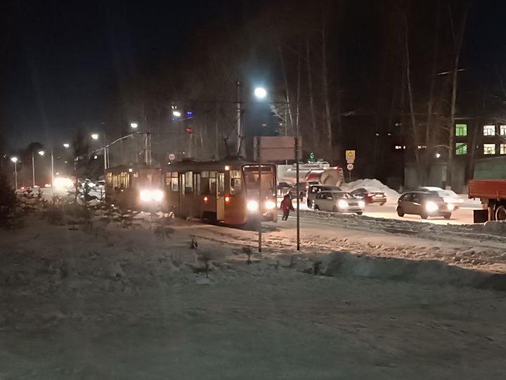 Трамвай внезапно сломался в час пик в Кемерове