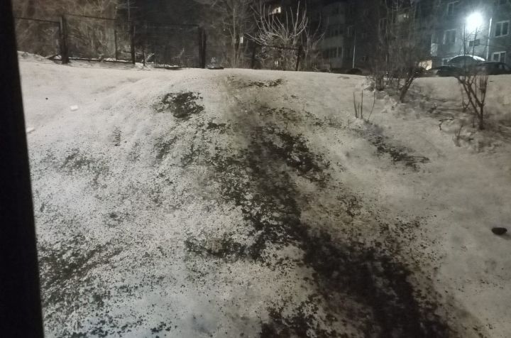 Опасная снежная горка с выездом на проезжую часть образовалась в Новокузнецке