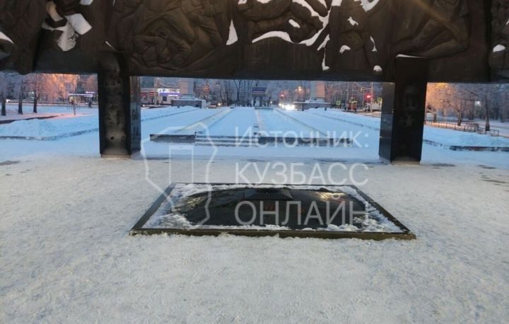 Вечный огонь на Бульваре героев в Новокузнецке оказался засорен мусором