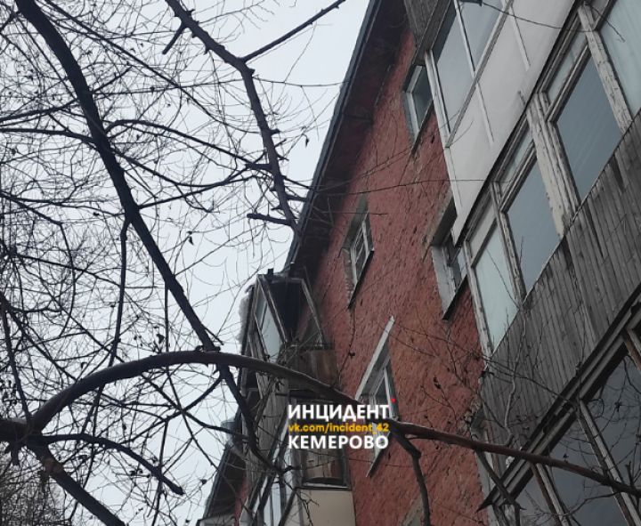 Свисающий аварийный балкон напугал пешеходов в Кемерове