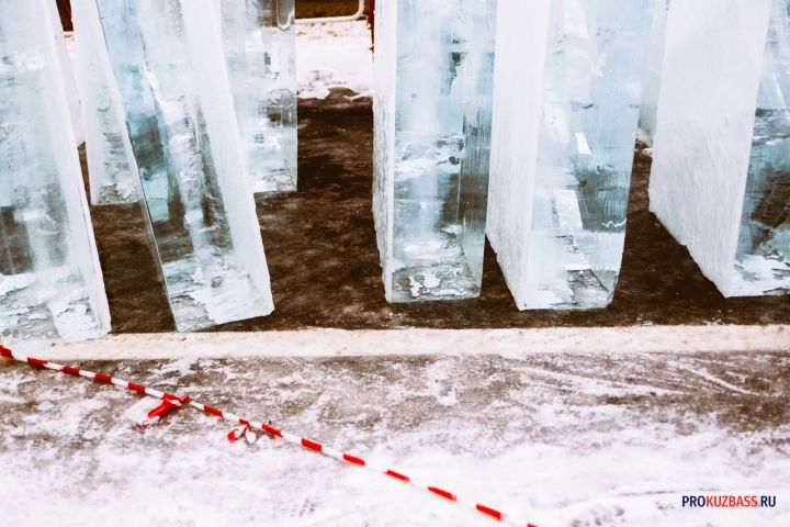 Арка ледового лабиринта в Кемерове рухнула из-за любителей фотографий