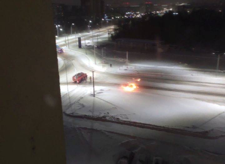 Огненное ЧП произошло на перекрестке в Кемерове из-за обрыва провода