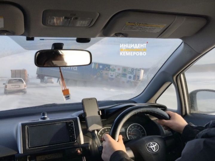 Фура улетела в кювет на трассе в Кузбассе