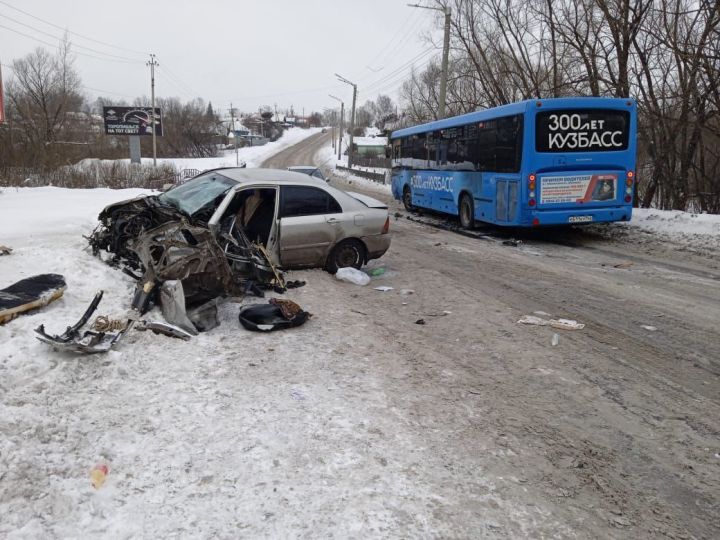 Два человека пострадали в ДТП с иномаркой и пассажирским автобусом в Кузбассе