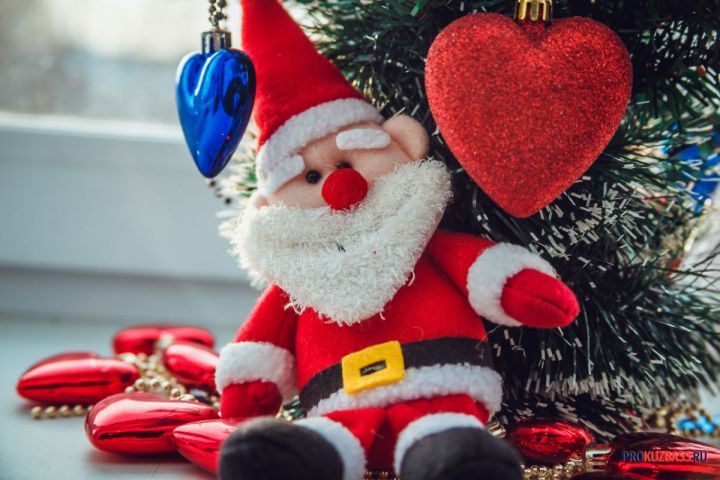 Соцсети: беловчанин в костюме Деда Мороза набросился на детей