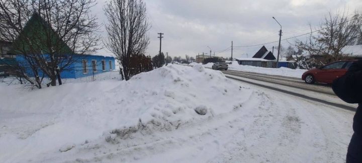 Заваленная снегом улица вынудила кемеровчан рисковать своим здоровьем 