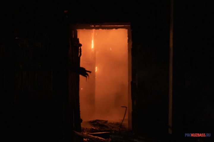 Дети устроили опасные игры с огнем в подъезде многоквартирного дома в Кузбассе