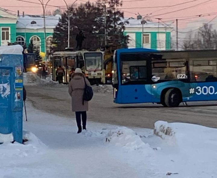 Водитель панелевоза парализовал движение трамваев в центре Кемерова