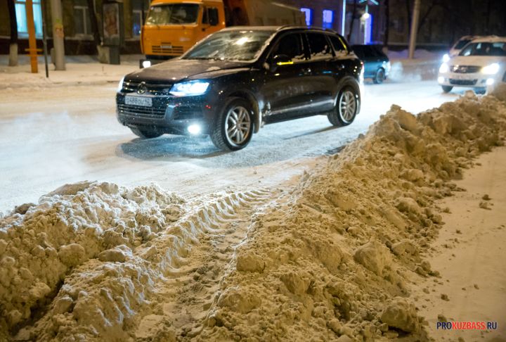 Власти попросили новокузнечан убрать припаркованные автомобили на время уборки снега