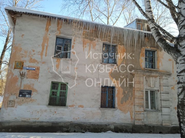 Скопление десятков сосулек на крыше жилого дома возмутило жительницу Кузбасса