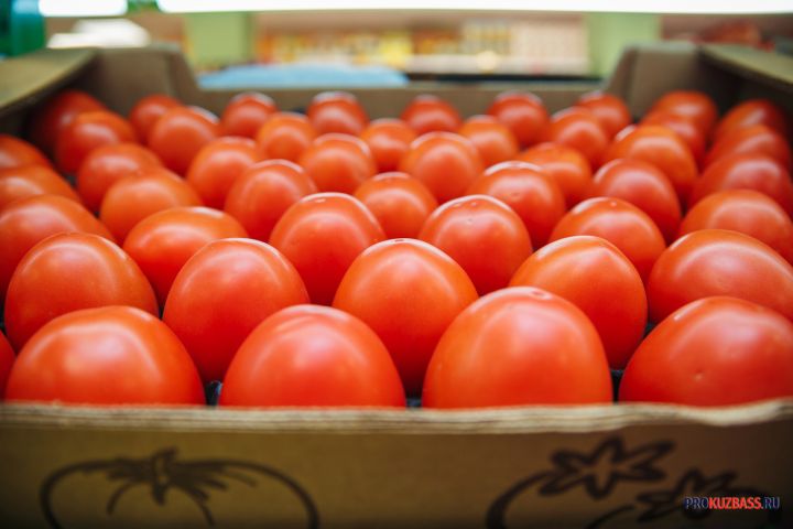 Жительница Кузбасса возмутилась ростом цен на огурцы и помидоры до 469 рублей