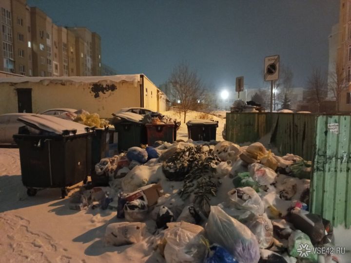 Свалка мусора возле многоэтажки на Радуге разгневала кемеровчанина