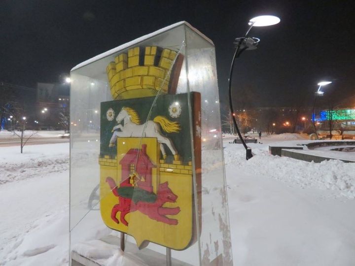 «Вандалы» сломали герб у цирка в центре Новокузнецка