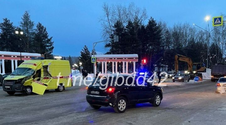 Экскаватор ковшом оторвал часть реанимобиля в кузбасском городе