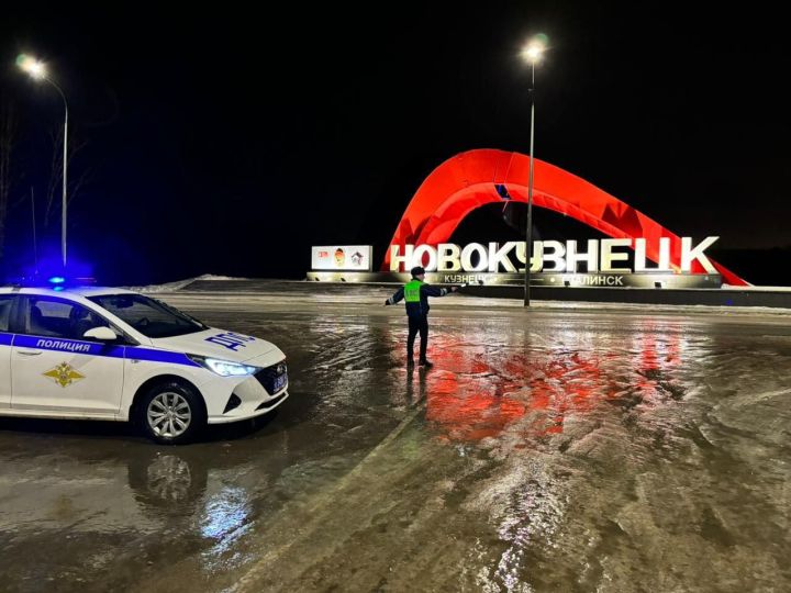 Автодорога до Костенково в Новокузнецке снова открылась после обработки от гололеда