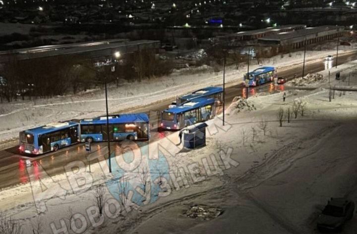Дороги и тротуары в Новокузнецке полностью покрылись льдом