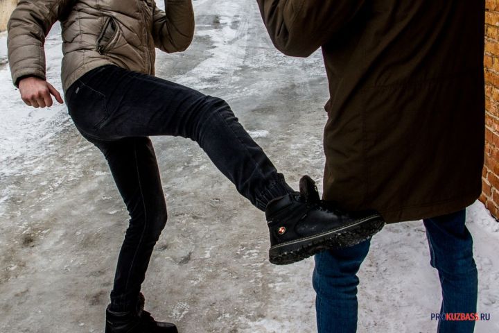 Соцсети: подростки в Кемерове толпой избили младшеклассника на детской горке