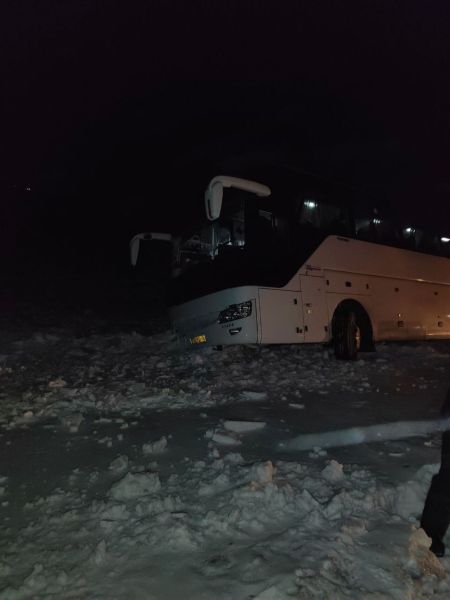 Пассажирский автобус улетел в кювет в кузбасском городе