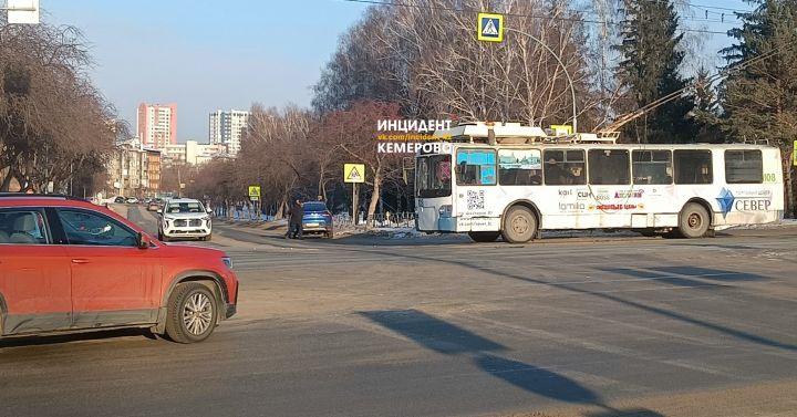 Авария с троллейбусом произошла возле парка в Кемерове