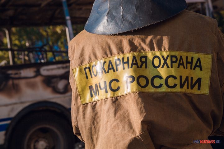 Три иномарки внезапно загорелись посреди ночи в центре Новокузнецка
