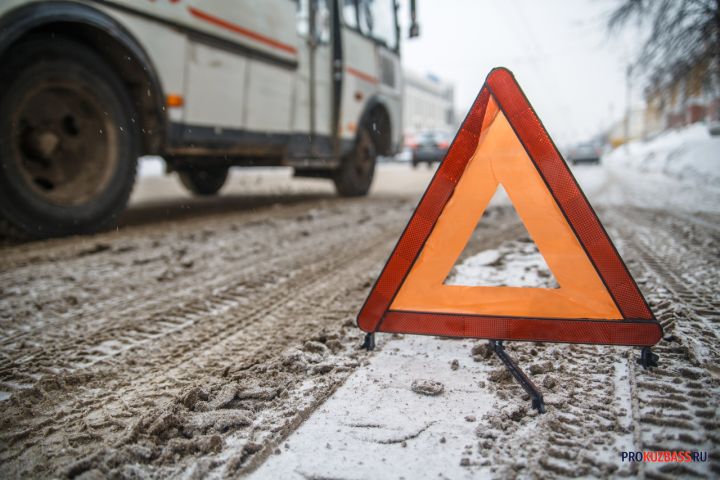 Автобус «повесился» на отбойнике под Новокузнецком