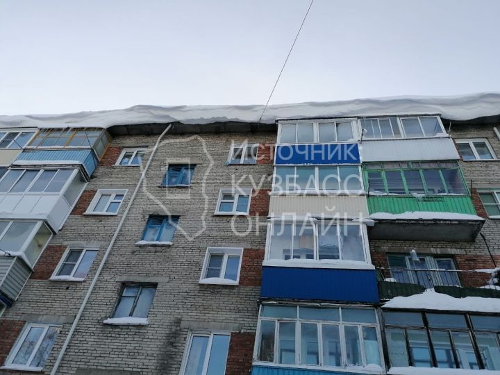 «Снежные карнизы» на крыше дома обеспокоили жителей кузбасского города